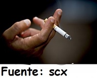 Mano con cigarrillo encendido