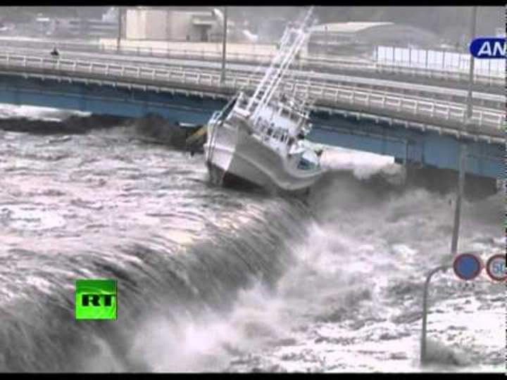 La ola del tsunami se derrama sobre el malecón, destruye barcos y automóviles La ola del tsunami se derrama sobre el malecón, destruye barcos y automóviles