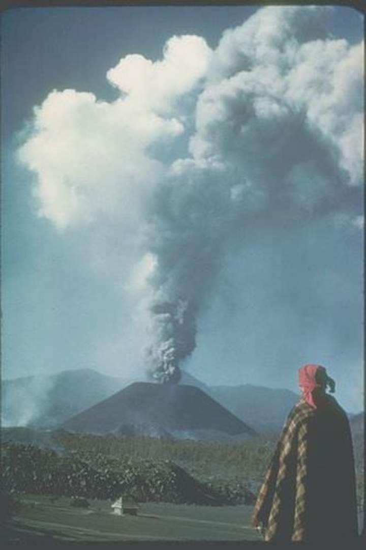 Un volcán crece en un maizal Un volcán crece en un maizal
